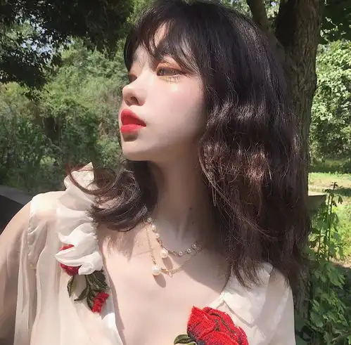 何苦与我相遇不还是度不过这迢迢山水清新冷酷性感女生头像