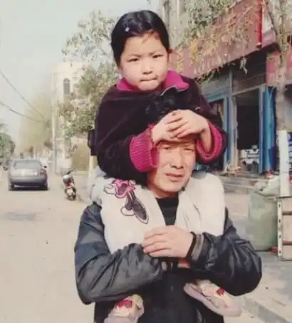 退休老人路安邦垃圾堆旁捡一女婴,16年倾尽所有将其养育成人
