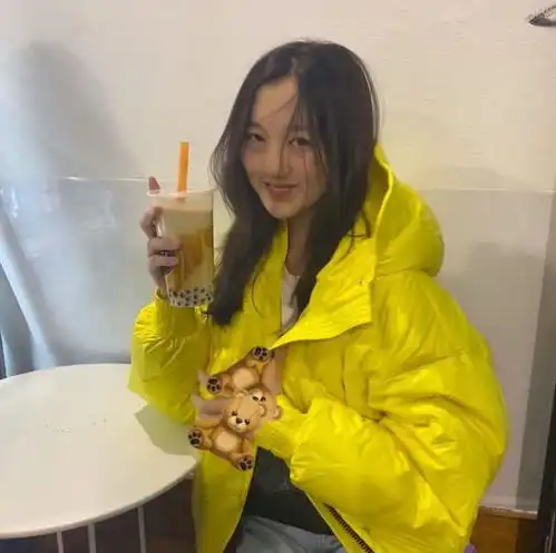 李亚鹏直播卖李嫣手绘挂历价格不菲,封面是李嫣送王菲的生日礼物