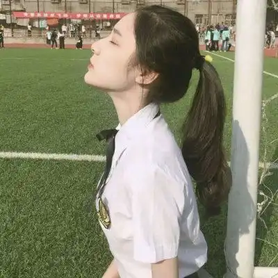 头像穿绿衣服小女孩托腮
