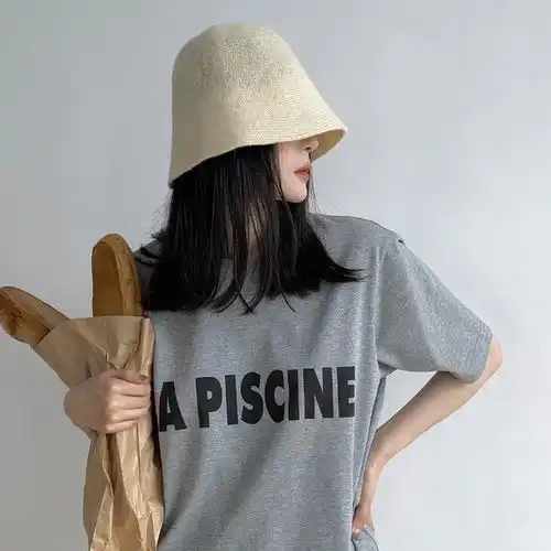 高冷女生头像黑白背影逛