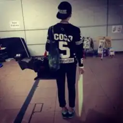 我想要一张照片做头像,大概这样的,一个男的走在枫叶林里,或者草地上,或者其他风景,只拍到他的背影,
