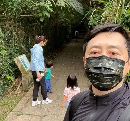 活久见伊能静和庾澄庆或将世纪大合体,一同参加儿子的毕业典礼