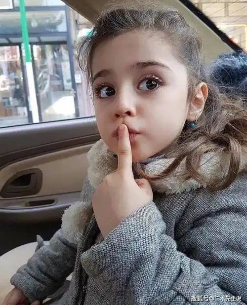 伊朗8岁小女孩被称为全球最美因太美,父亲辞职做贴身保镖