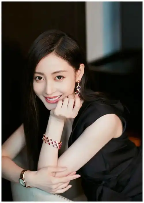 娱乐圈最受欢迎的9位女明星,看看有没有你家的爱豆