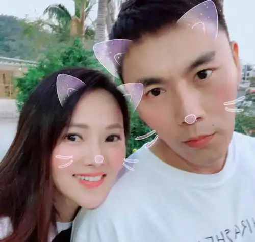 秦昊直播间再跳龚彪舞伊能静穿睡袍夫妻隔空合跳,被指不如秦昊