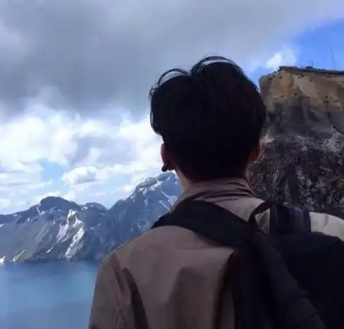 忧郁的头像男背影