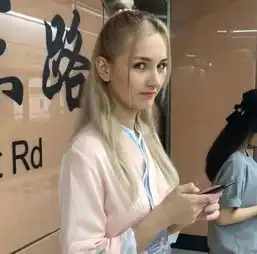 害羞的俄罗斯美女,一身汉服转向镜头,这萌动的眼神让人不淡定呀