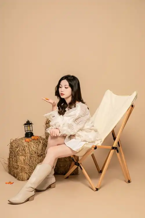 露营椅落叶枫叶秋季时尚女生人物摄影图摄影