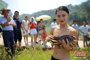 河南美女鱼虾蟹遮胸秀好身材引民众围观