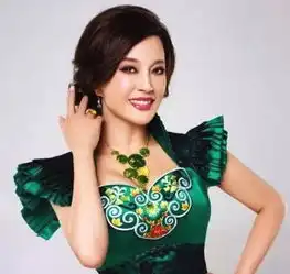 春晚第一位女主持,嫁了4任丈夫都离婚了,现一个人也依旧美艳
