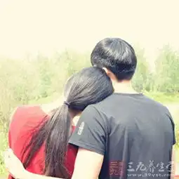 女人这动作竟让男人想歪了